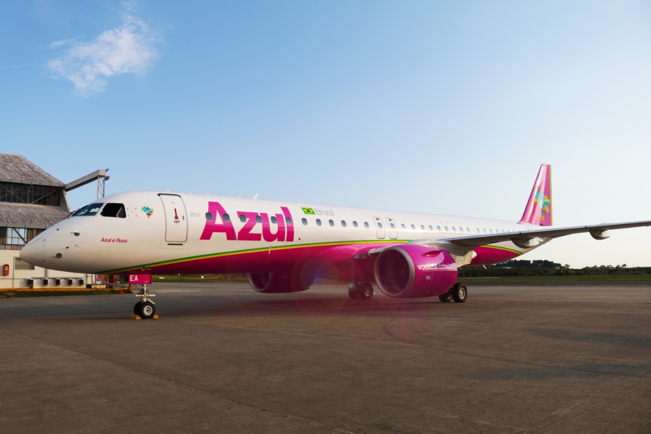 Avião da companhia aérea Azul nas cores de campanha.